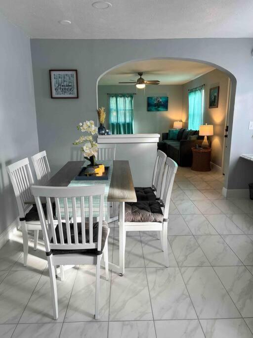 House Of Manatees-Entire House With Yard, Fire Pit, Dog Friendly Villa Crystal River Exterior photo